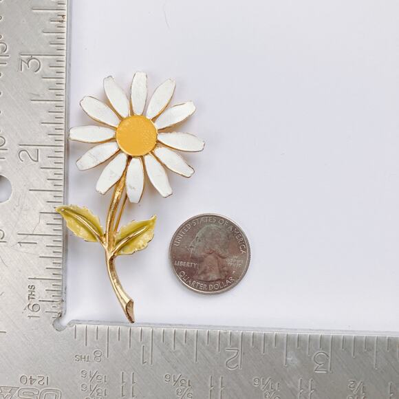 Vintage Signed Accessocraft NYC Enamel Daisy Flower Brooch 1960s Gold Tone - Picture 11 of 11